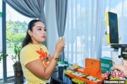 起卦在线泰国主播品三亚榴莲：“尝到了家乡味”