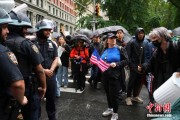 起卦在线美国多地举行“没有国王”抗议活动