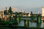 起卦在线国际油价周二收高 地缘政治担忧与美元走弱双重支撑